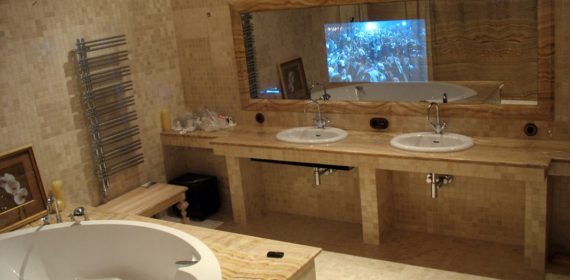 Зеркальный телевизор за стеклом гизелла