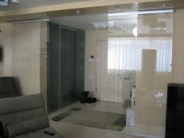 откатная система для стеклянной двери